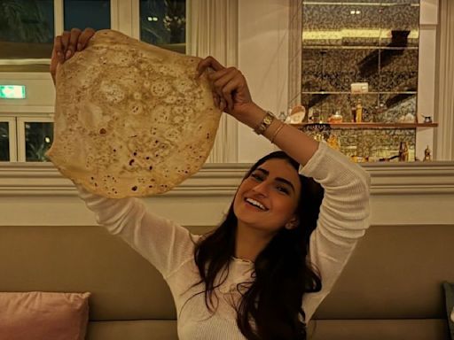 PIC: Palak Tiwari relishes super huge naan while in Dubai, calls it 'Yummiest'