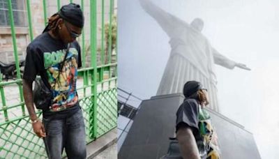 Atacante do Milan visita o Cristo Redentor com camisa de Ronaldinho Gaúcho