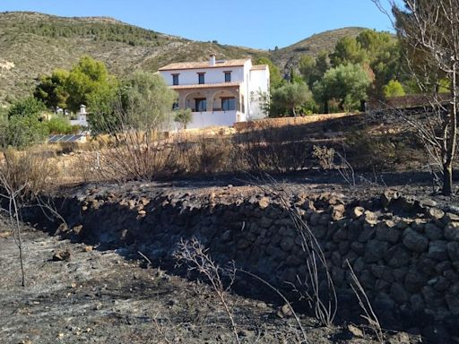 Desastres limítrofes: el incendio de Xaló se originó junto a bancales donde se trituran almendros atacados por la Xylella