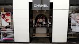 Las acciones de lujo cayeron y Chanel advirtió que se avecinan tiempos más difíciles