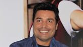 Chayanne sorprende a sus fans al aparecer en bata de baño