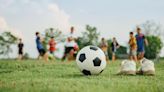 Impactante muerte de niño que jugaba fútbol en colegio de Bogotá; dolor lo hizo sangrar