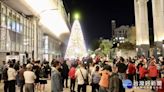 10公尺高耶誕樹亮起來 豐原火車站洋溢節慶氣氛