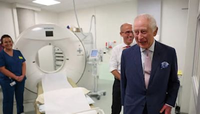 Carlos de Inglaterra, cercano y cariñoso con pacientes de cáncer en su reaparición