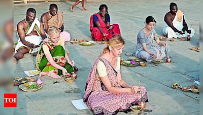 Foreign Pilgrims Perform Pind Daan Rituals in Gaya for Peace | Patna News - Times of India