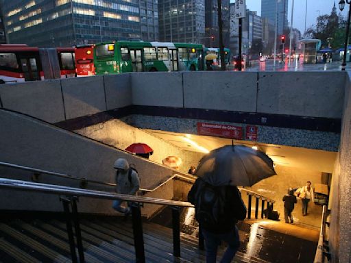 Intensa lluvia cae sobre Santiago: meteorólogo advierte que “ya estamos en el rango peligroso” - La Tercera