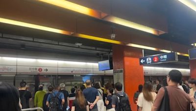 港鐵荔枝角站疑電纜冒火花列車有味 原因待查