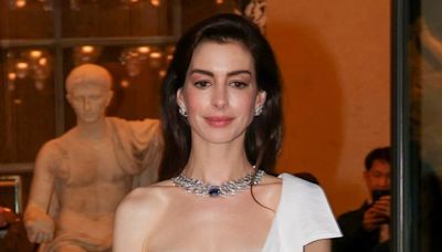 El elegante vestido viral de Anne Hathaway puede ser tuyo por $158