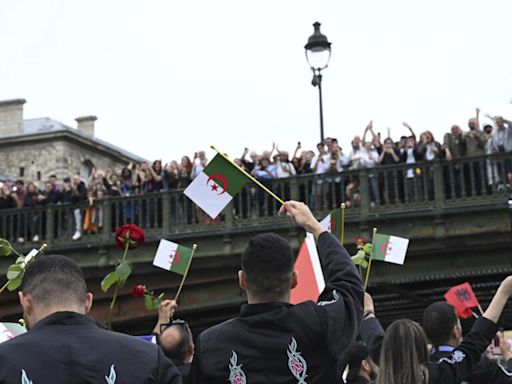 JO 2024 : sur la Seine, l'Algérie rend hommage aux victimes du massacre du 17 octobre 1961 à Paris