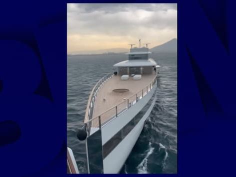 "Une éraflure qui va coûter cher": le yacht de Steve Jobs percute le bateau d'un milliardaire à Naples