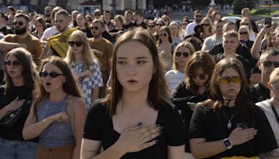 Thousands in Ukraine honor soldiers killed in blast and urge government to get prisoners freed