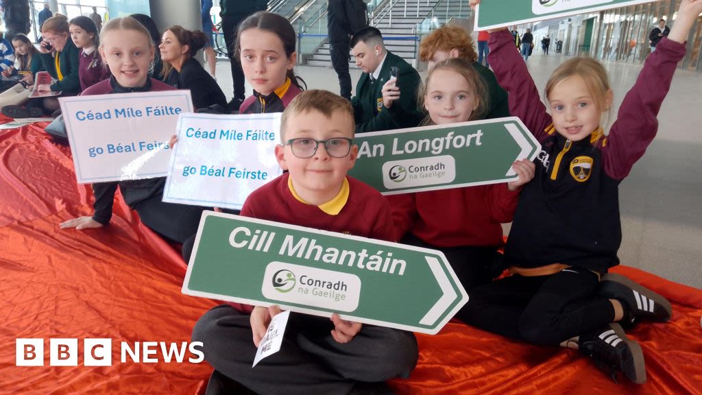 Irish Language: Protests over signs at Grand Central Station