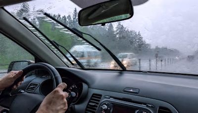 La razón por la que no se debería llenar con agua el depósito del líquido limpiaparabrisas del coche