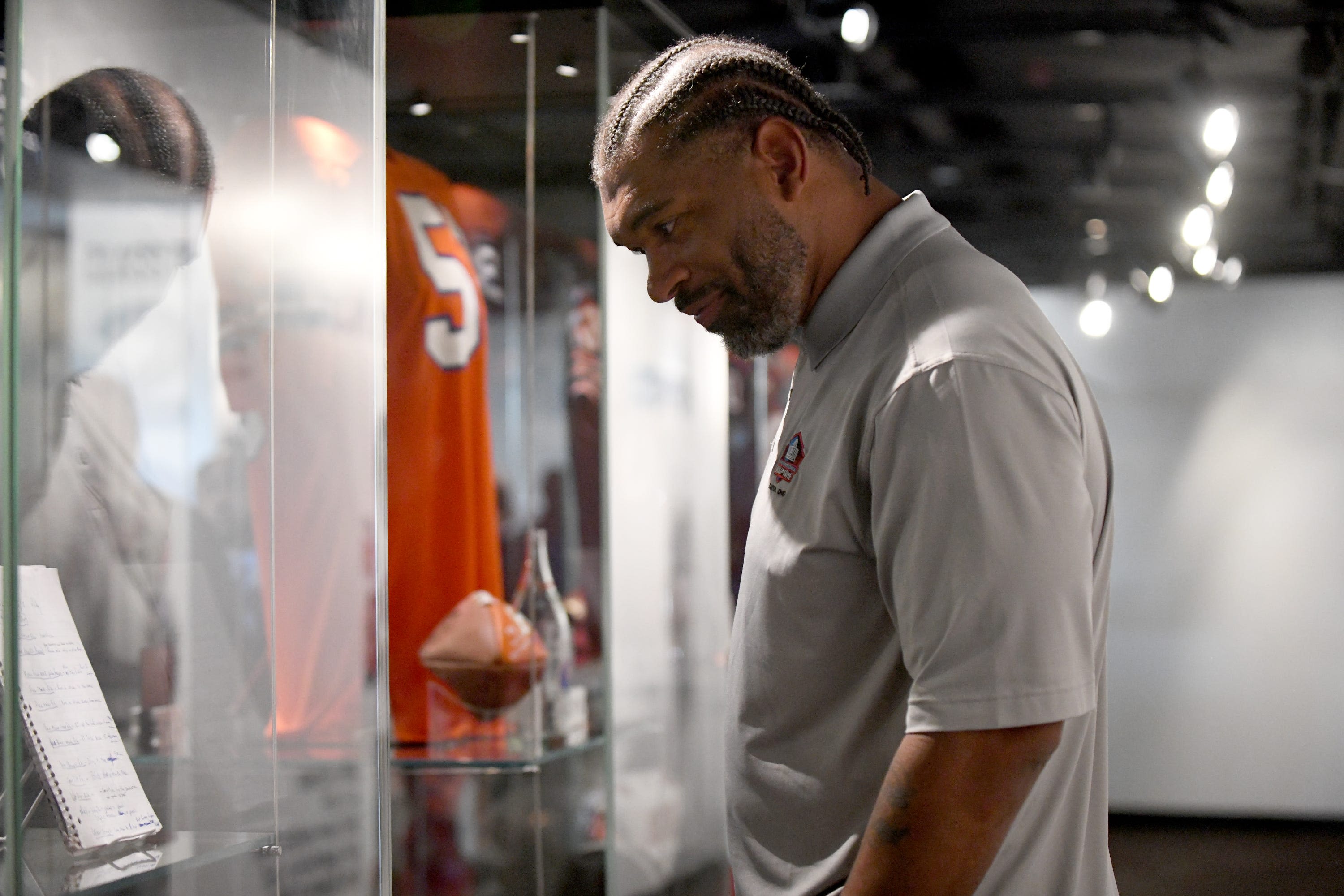 Draft a QB? Panthers fortunate they didn't in taking 1st-ballot Hall of Famer Julius Peppers