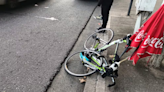 Video: un ciclista murió luego de chocar contra un auto frenado en un semáforo en Rosario