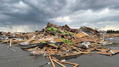 Tornados destrozan casas en suburbios de Nebraska y causan daños en Iowa