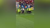 El colmo del gafe: un steward atropella a Morata y lo deja cojo en la celebración