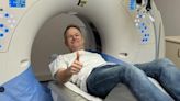El prominente médico que lleva un año sin rastro del cáncer cerebral que padecía gracias a un tratamiento que él ayudó a desarrollar