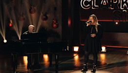 Kelly Clarkson's Soulful Piano Cover Of Faith Hill's "Breathe" Will Give You Goosebumps