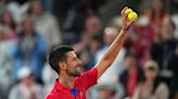 Djokovic, Alcaraz y Swiatek comienzan con victorias la persecución del oro en tenis