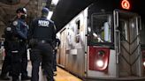 Una mujer es apuñalada por un desamparado en el metro de Nueva York: dos inmigrantes la ayudaron