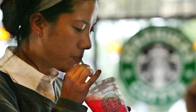 Cafés fríos, pandemia y pedidos para llevar: así cambió su identidad Starbucks para mantener el negocio