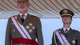 La Princesa Leonor, complicidad con Felipe VI en su primer acto militar como dama alférez cadete