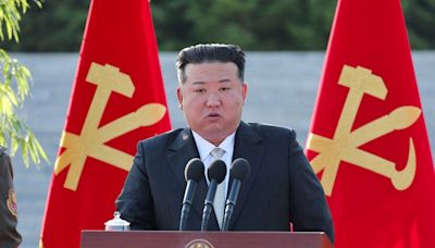 金正恩指導北韓超大型火箭炮兵部隊進行示威射擊 - RTHK