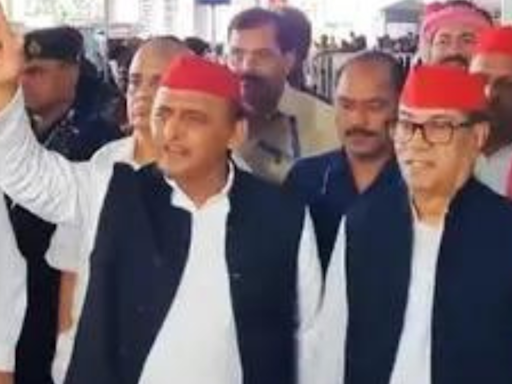 Akhilesh Yadav leaves from Lucknow to join TMC's 'Shahid Diwas' rally in Kolkata | India News - Times of India