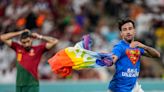 Mundial Qatar 2022: un hincha entró al partido entre Portugal y Uruguay con una bandera LGBTIQ+