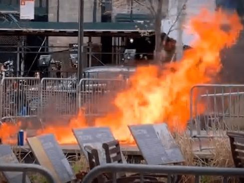 Hombre se prende fuego frente al tribunal donde Donald Trump es juzgado en Nueva York