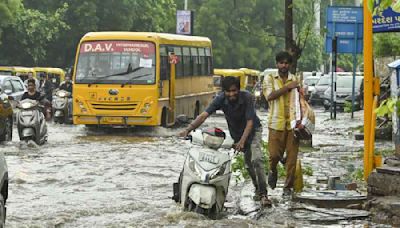 Eight killed, over 800 relocated as heavy rains batter south, central Gujarat; trains hit