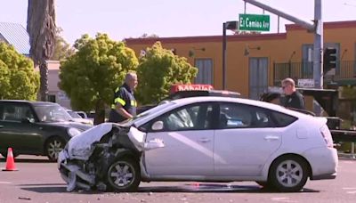 1 killed, 1 hurt after crash in Arden-Arcade area of Sacramento County after car runs red light