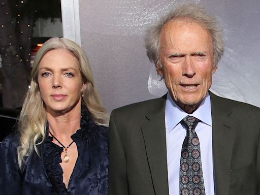 Clint Eastwood, desolado por la muerte de su pareja, Christina Sandera, a los 61 años