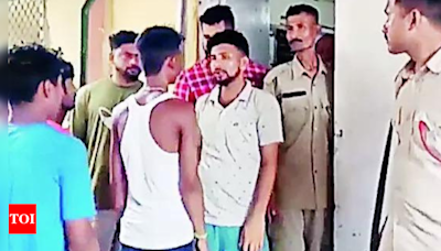 Man accused of stealing cell phone lynched | India News - Times of India