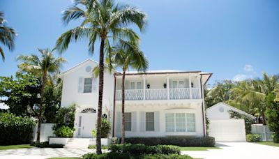 Patio space over fake grass: Palm Beach board endorses couple's zoning-code request