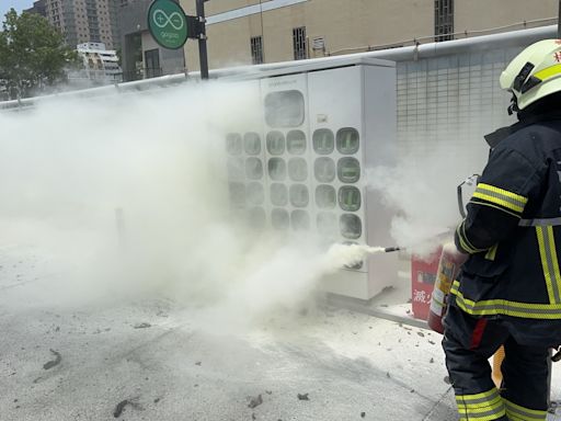 沒人在充電！高雄GOGORO電池交換站突爆炸起火 一旁加油站員工嚇壞