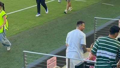 Lionel Messi fue a ver al Inter Miami vs. Toronto: con una bota y rengueando