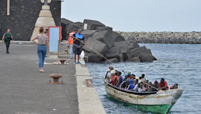 "Mis compañeros lloraban y yo también": los sanitarios alertan sobre la "crisis humanitaria" migratoria que vive Canarias