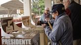 Migrantes y desplazados mexicanos por la violencia salen a votar en la fronteriza Tijuana