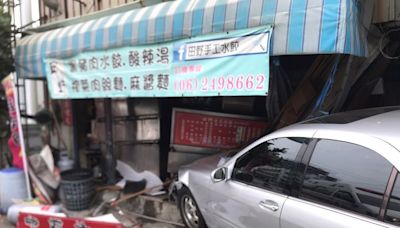 賓士失控撞麵攤 掀翻滾燙熱水！2女店員多處燙傷｜壹蘋新聞網