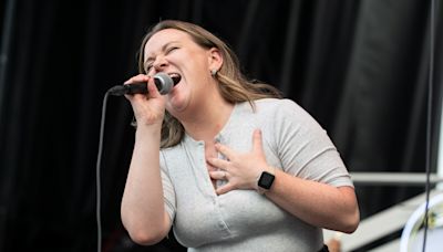 'World's Largest Karaoke' draws seasoned singers, attempts Guinness record at Salt Shed