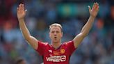 Evans in talks with Man Utd over new deal