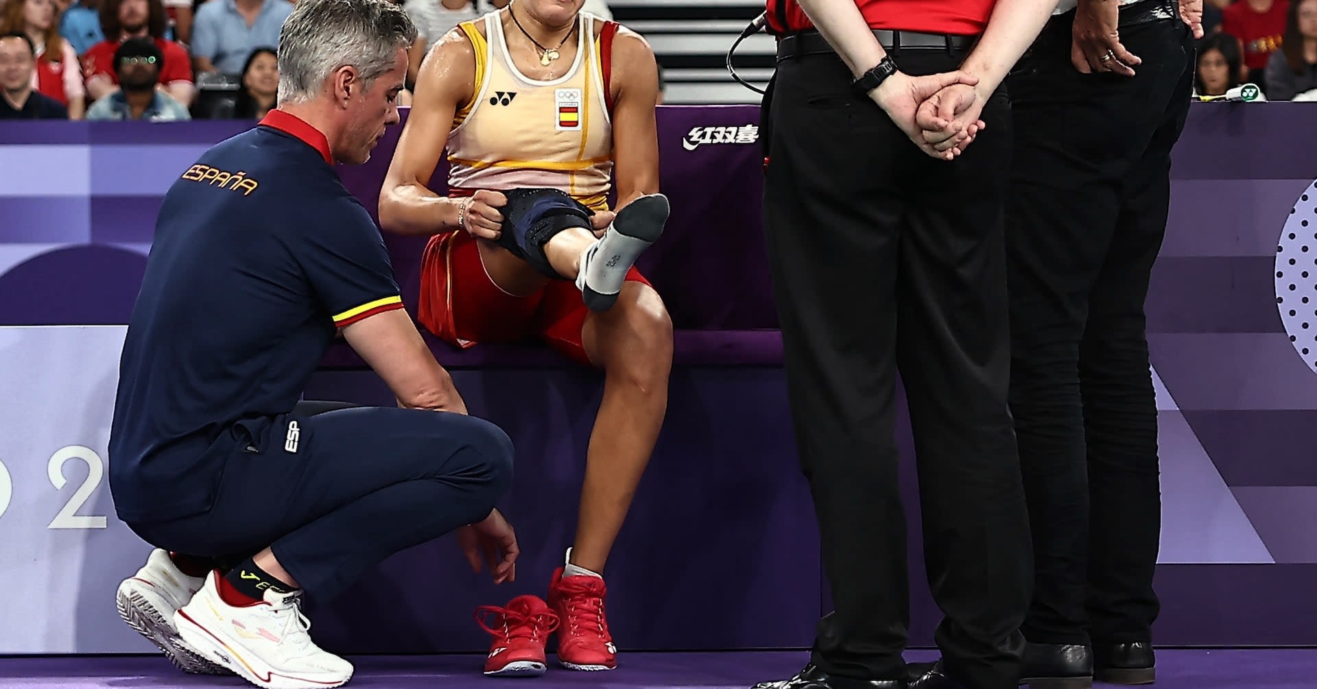 Badminton-Spain's Marin retires during semi-final with knee injury