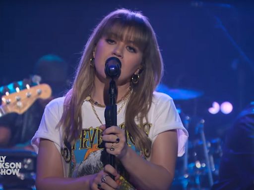 Hear Kelly Clarkson's Take on Miley Cyrus' 'Flowers' for Her Latest Kellyoke