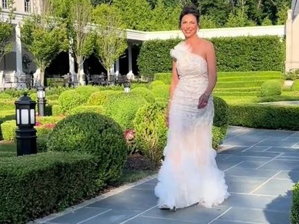 People say mother-of-the-bride's outfit is a 'red wine fix' waiting to happen