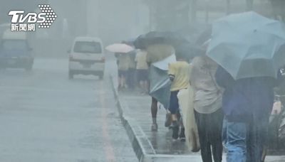 新北狂風暴雨 行人措手不及雨傘開花