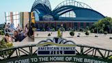 Desperfecto en escalera del estadio de Milwaukee deja 11 heridos tras juego ante Cachorros