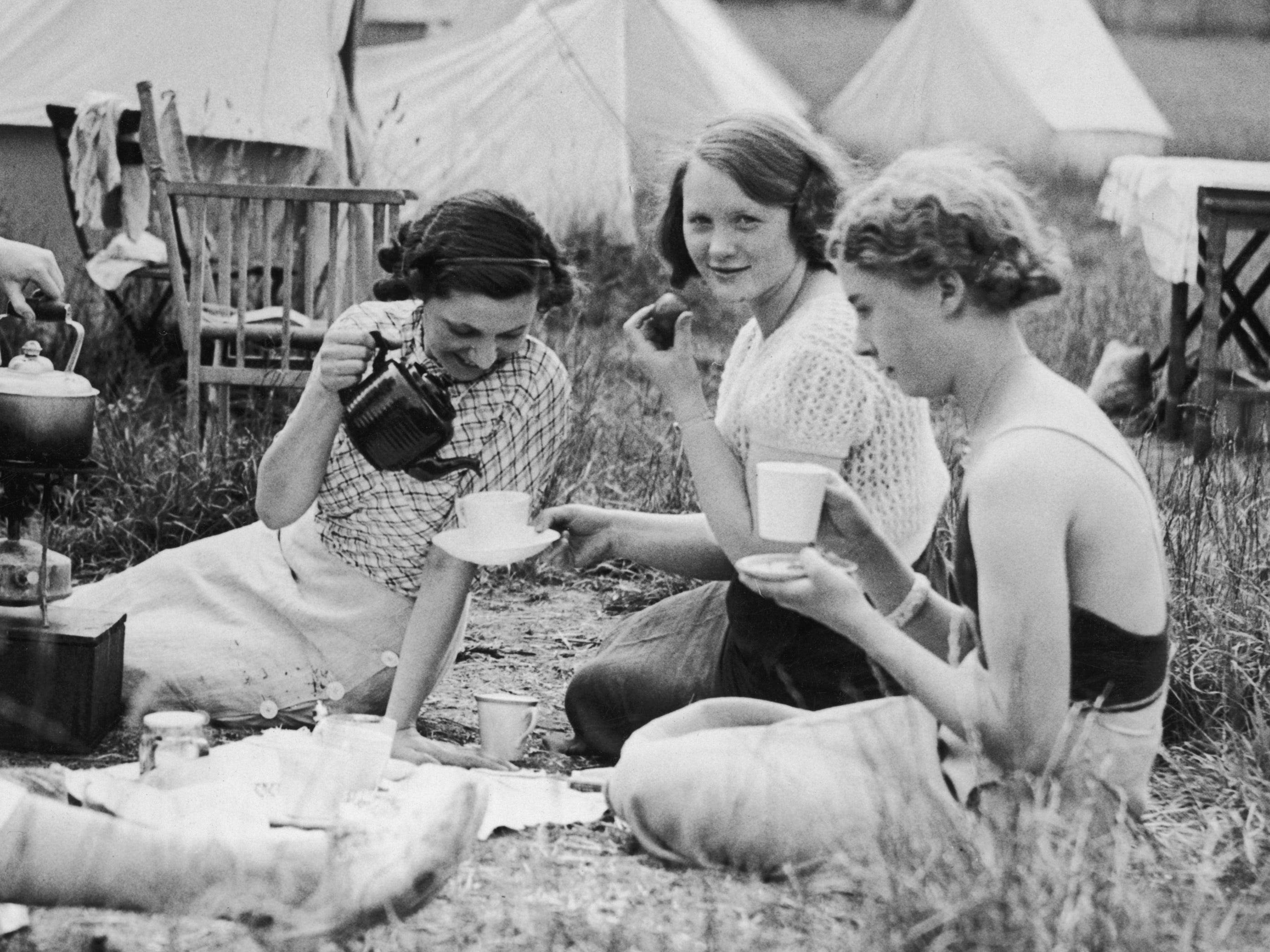 30 vintage photos of people camping show how different it used to be