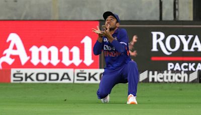 India reach rain-reduced target to seal T20 series v hosts Sri Lanka